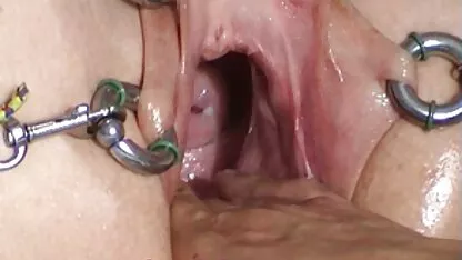 Một phụ nữ trẻ da đen ngon miệng quyến rũ bạn trai của em gái mình, nhìn chiếc áo xẻ sâu và đôi môi căng mọng tuyệt đẹp, anh chàng không thể cưỡng phim sec cho lại được