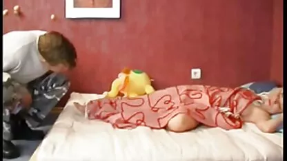 Những đứa secdunhau trẻ đầu tiên chọc ngón tay của họ vào các lỗ đít của nhau, và sau đó bắt đầu liếm chúng một cách say mê