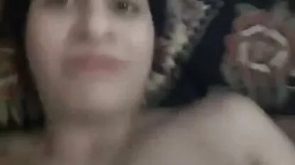 Busty phim sec dit vo ban gỗ mun masturbates trên máy ảnh