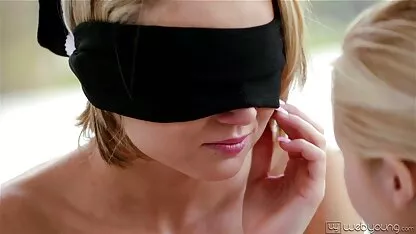 Lớn tit tóc vàng fucks mình với một phim sec gai tay lớn dildo