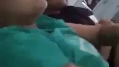 Bốn anh chàng đang quay phim một sec hoc sinh dit nhau cô gái trẻ sexy ngay trên phố và rủ nhau làm tình tập thể trong một ngôi nhà thôn quê yên tĩnh