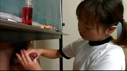 Bé Kharlie Stone phimsecdit nắm lấy con cặc và bây giờ bú và cưỡi nó