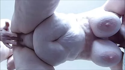 A young blondie phim sec dit nhau manh liếm một người bạn lông L.