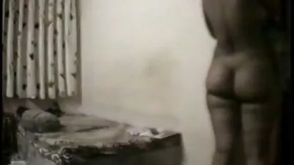 Những cô gái tóc vàng cù cô ấy có lông phim sec dit me L. trên đi văng