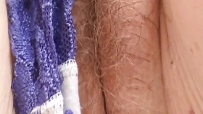 Busty gà con Lucia masturbates phim sec me con dit nhau âm đạo