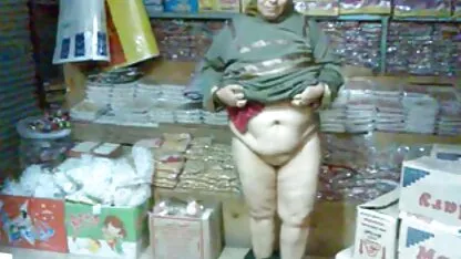 Chàng liếm ngón tay của mình trong vớ và fucked trong sec dit tre em hậu môn