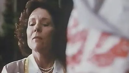 Một trưởng thành sec dit chi dau lesbian quyến rũ một cô gái sau lớp