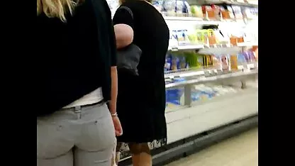 Chó cái trưởng thành biết cách vui vẻ với người làm vườn phimsecdit