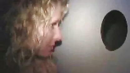 Cô gái fucks mình với một đen dildo trên sec dit tre em các bãi cỏ