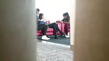 Cô gái ngồi xuống với một âm hộ trên miệng sec dit nhau khong che của bạn mình