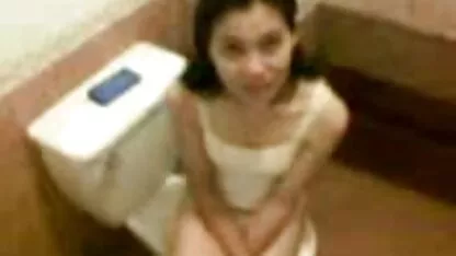 Một cô gái tóc vàng lesbian tai phim sec dit nhau liếm cô ấy của người bạn âm đạo và thích chọc