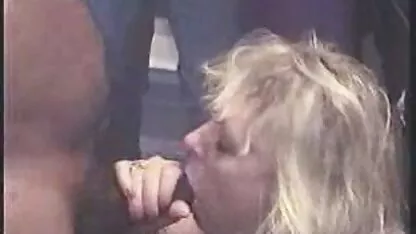 Tóc vàng sec ba bau dit nhau với tóc ngắn thích một cứng blowjob
