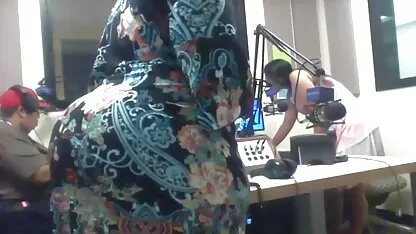 Các sec gai tay gà trói cô ấy chó cái và fuck cô ấy với một giả