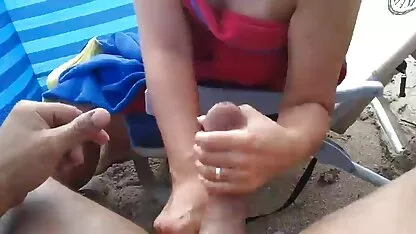 Cặp đôi này có điều gì đó để khoe khoang với nhau. Anh chàng có một con cặc to và anh ta sec xy dit nhau đã sẵn sàng để được đút vào trong đũng quần của cô. Và cô gái có bộ ngực to sẽ làm quen với sự vuốt ve của một người tình cuồng nhiệt