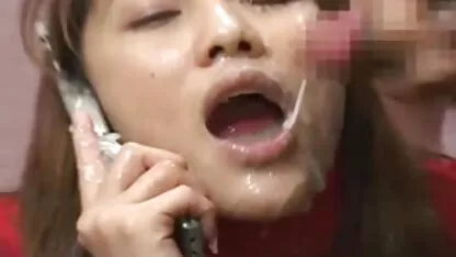 Cô gái tóc vàng trong những ghế phim sec ngua sau vuốt ve L.