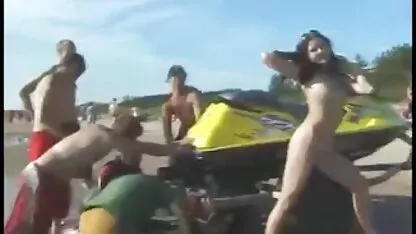 Gà con ngọt ngào, như một con mèo con mơn trớn phim sec em hang xom một tinh ranh