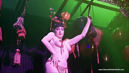 Con chó cái đang quỳ gối và nuốt một con cặc vào phim sec dit me miệng