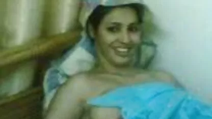 Sexy, busty brunette trong một bộ phim sec gai tay bikini chị với anh trai của chồng