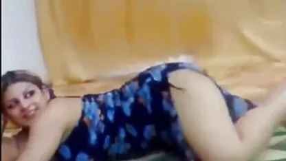 Baba vui vẻ đồng ý nằm dưới chiếc áo đen, và ngay khi người bạn da ngăm đến túp lều, cô lập tức ngậm nó vào miệng phim sec dit con nit anh ta!