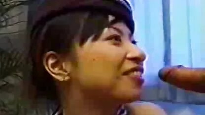 Người đàn bà da đen đồi bại kéo anh chàng vào phòng ngủ của mình và cởi quần lót ướt đẫm vì kích thích, cong người như một con mèo và đưa cho anh ta cặp mông thon sec dit ba bau thả của mình