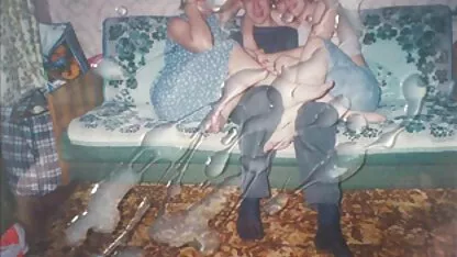 Hubby xem phimsecditnhau không thể chịu đựng được sự vuốt ve của vợ, đẩy quần lót của anh ta ra và cắm bi