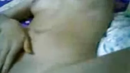 Đầu tiên là phim sec dit nhau ko che thổi kèn, sau đó vui vẻ với dương vật giả, trong đó anh chàng đưa cô chủ trưởng thành của mình đến cực khoái đầu tiên trong đêm