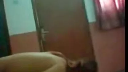 Một người dễ thương mời một dễ thương sec xy dit nhau tóc vàng hàng xóm đến thăm và chị một em bé