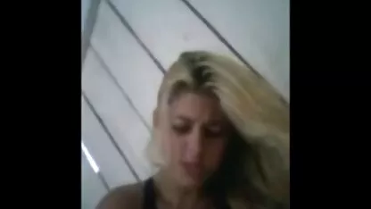 Sexy tóc sec hoc sinh dit nhau vàng hút vòi nước và sau đó lây lan cô ấy rôm rả buns vì hậu môn làm tình