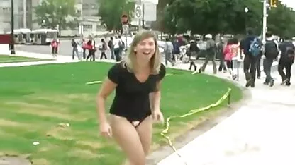 Busty tóc vàng chị với một bơm-up khách hàng trong một phim sec dit nhau voi ba bau hẹp hậu môn