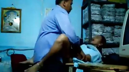 Một người phụ nữ trẻ châu Á với một lông phim sec hai me con dit nhau L. chị với cô ấy chồng và rides anh ta