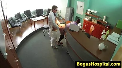 Học sinh vui đùa trên ghế trong khi bố mẹ xem phim sec du nhau không ở nhà