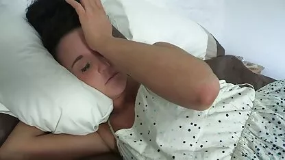Skinny babe bật máy tính xách tay của secdunhau mẹ và thủ dâm trước mặt khách hàng của mình