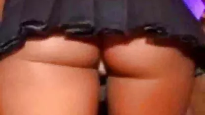 Một trẻ brunette trong một màu hồng sec thu dit nhau con thỏ trang phục masturbates âm đạo