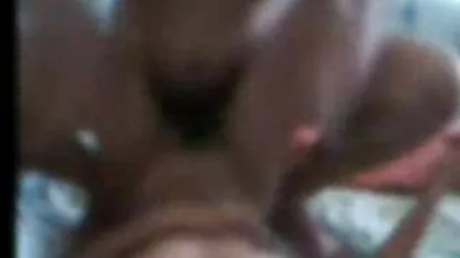 Cô gái da đen ngồi xuống với âm hộ của mình trên sec ba bau dit nhau lưỡi của gia sư