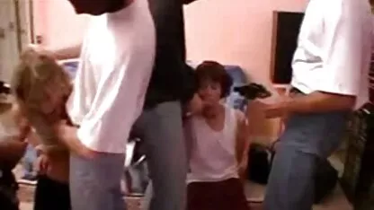Cô gái tóc vàng bắn sec hoc sinh dit nhau tung tóe tinh trùng của bạn tình