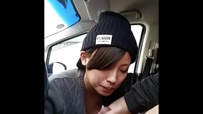 Một cutie trong một váy fucks một âm đạo với một máy phim sec cho rung